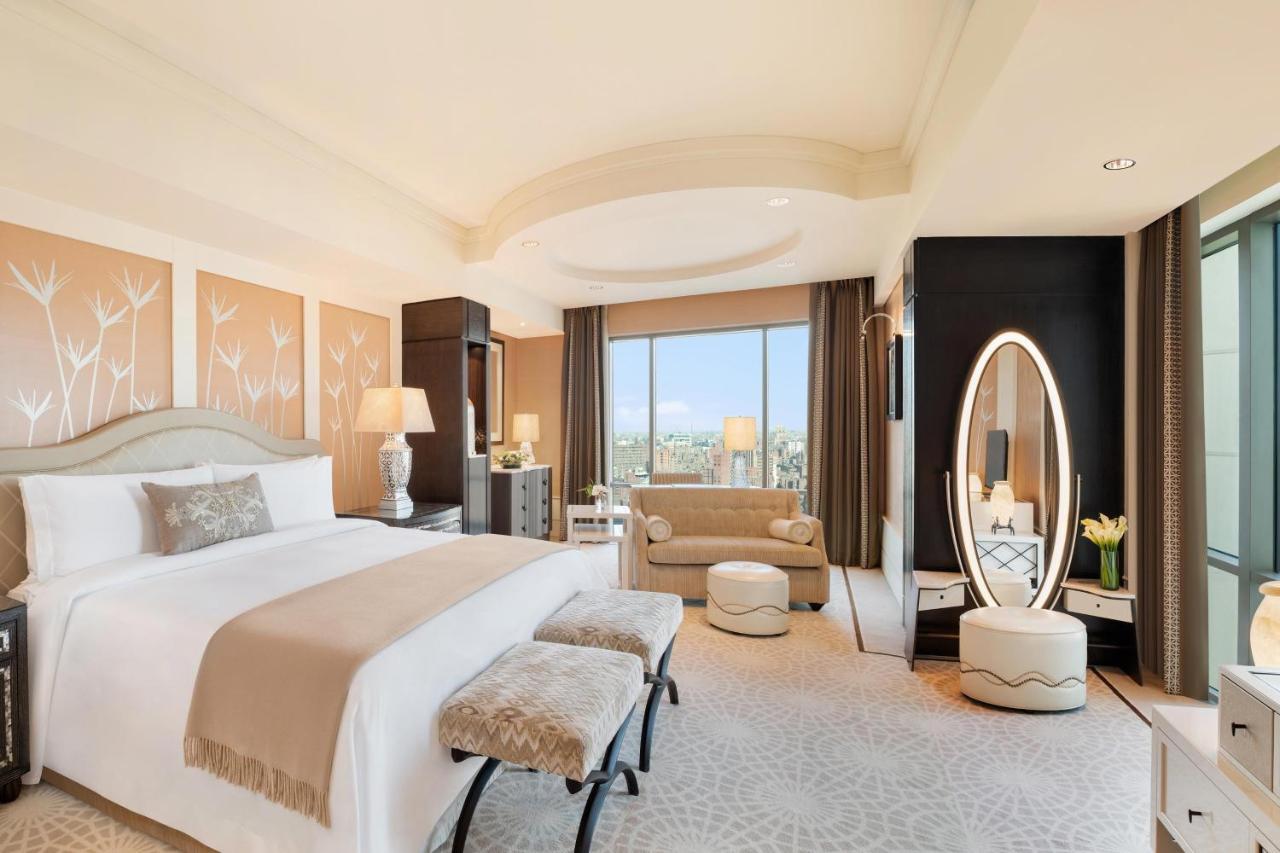 Hotel The St. Regis Il Cairo Esterno foto A bedroom at the Ritz-Carlton, DIFC