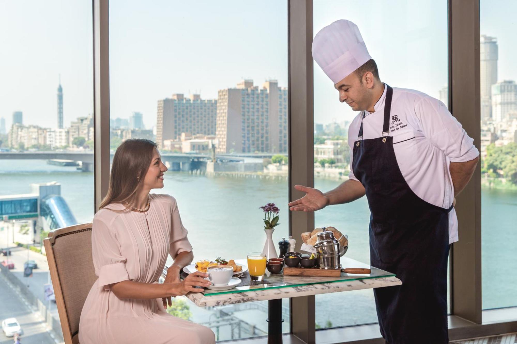 Hotel The St. Regis Il Cairo Esterno foto A chef serving a guest