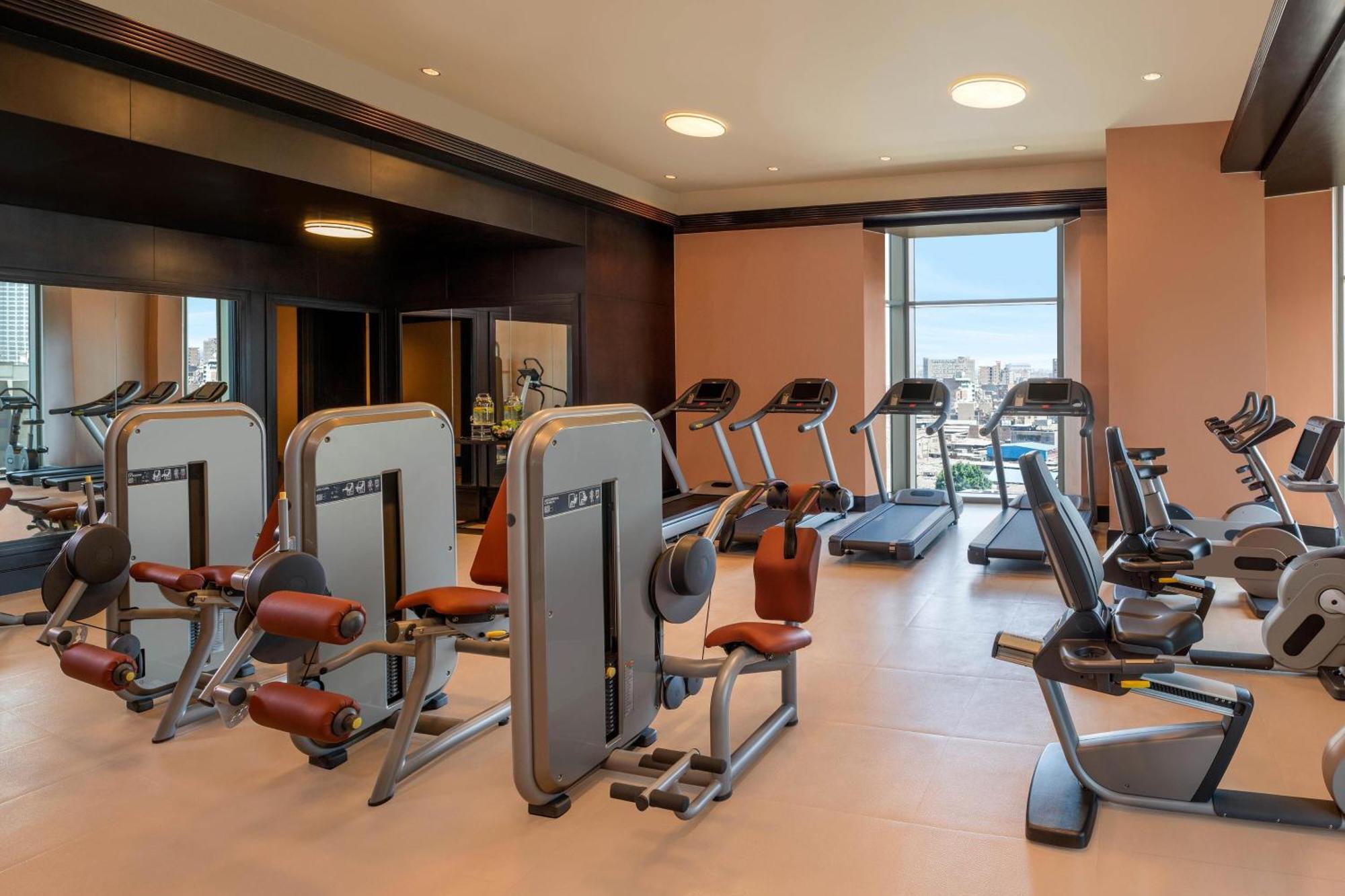Hotel The St. Regis Il Cairo Esterno foto The gym at the hotel