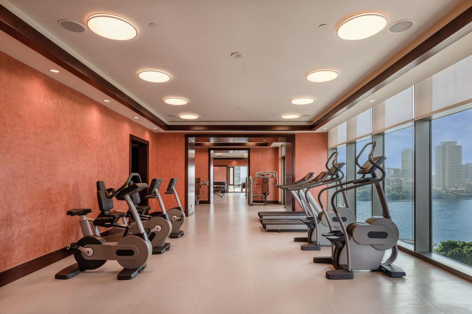 Hotel The St. Regis Il Cairo Esterno foto The gym at the hotel