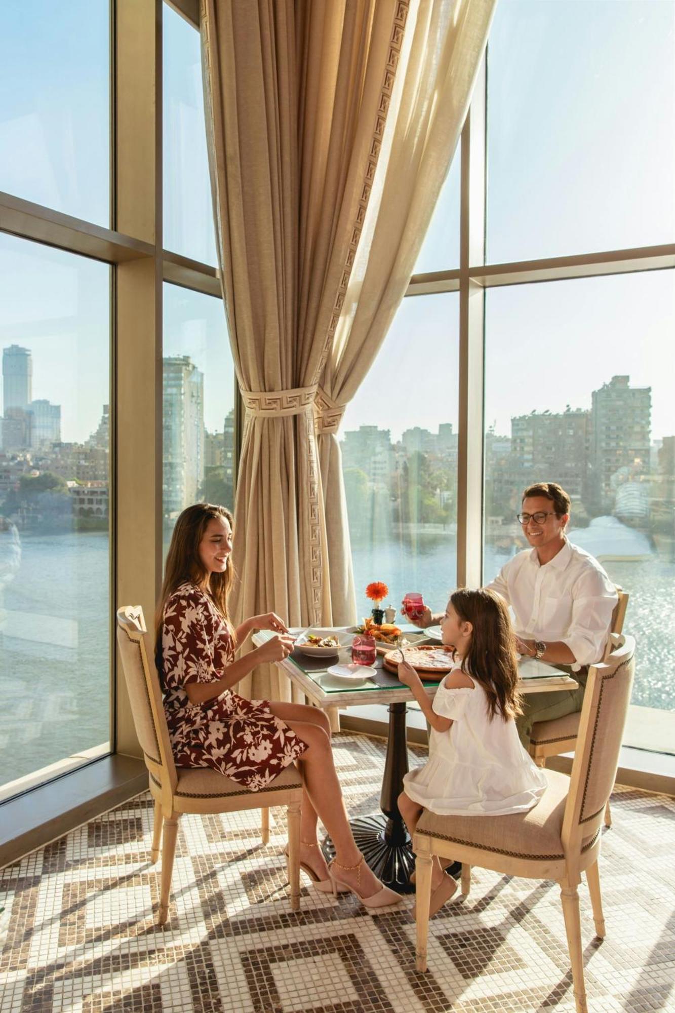 Hotel The St. Regis Il Cairo Esterno foto Family dining at the Four Seasons Hotel, Cairo